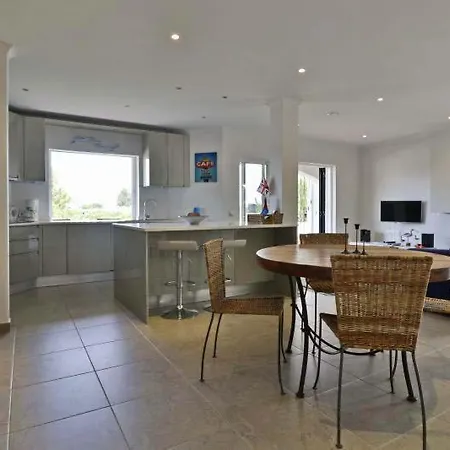 Sleeps 4 Pool Air Con Wifi Apartment *